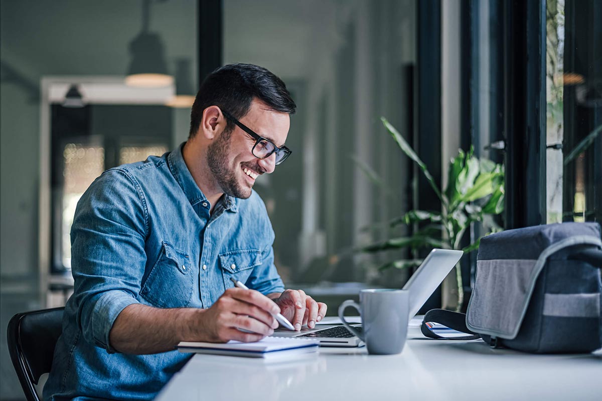 Colaboradores sonrientes al regresar al trabajo luego de las vacaciones.